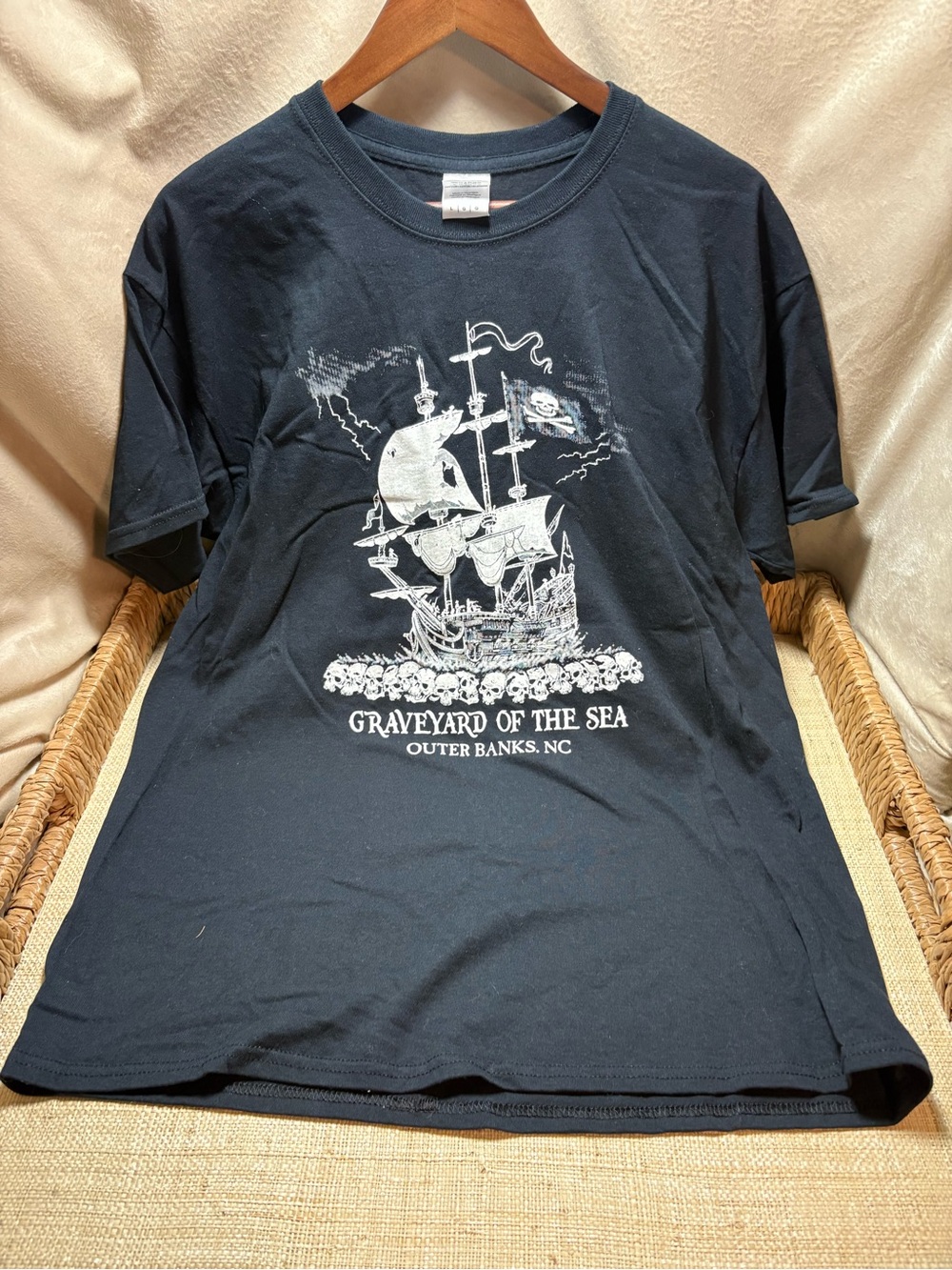 Outer Banks NC Graveyard of the Sea Pirate Ship Skull Graphic Tee L